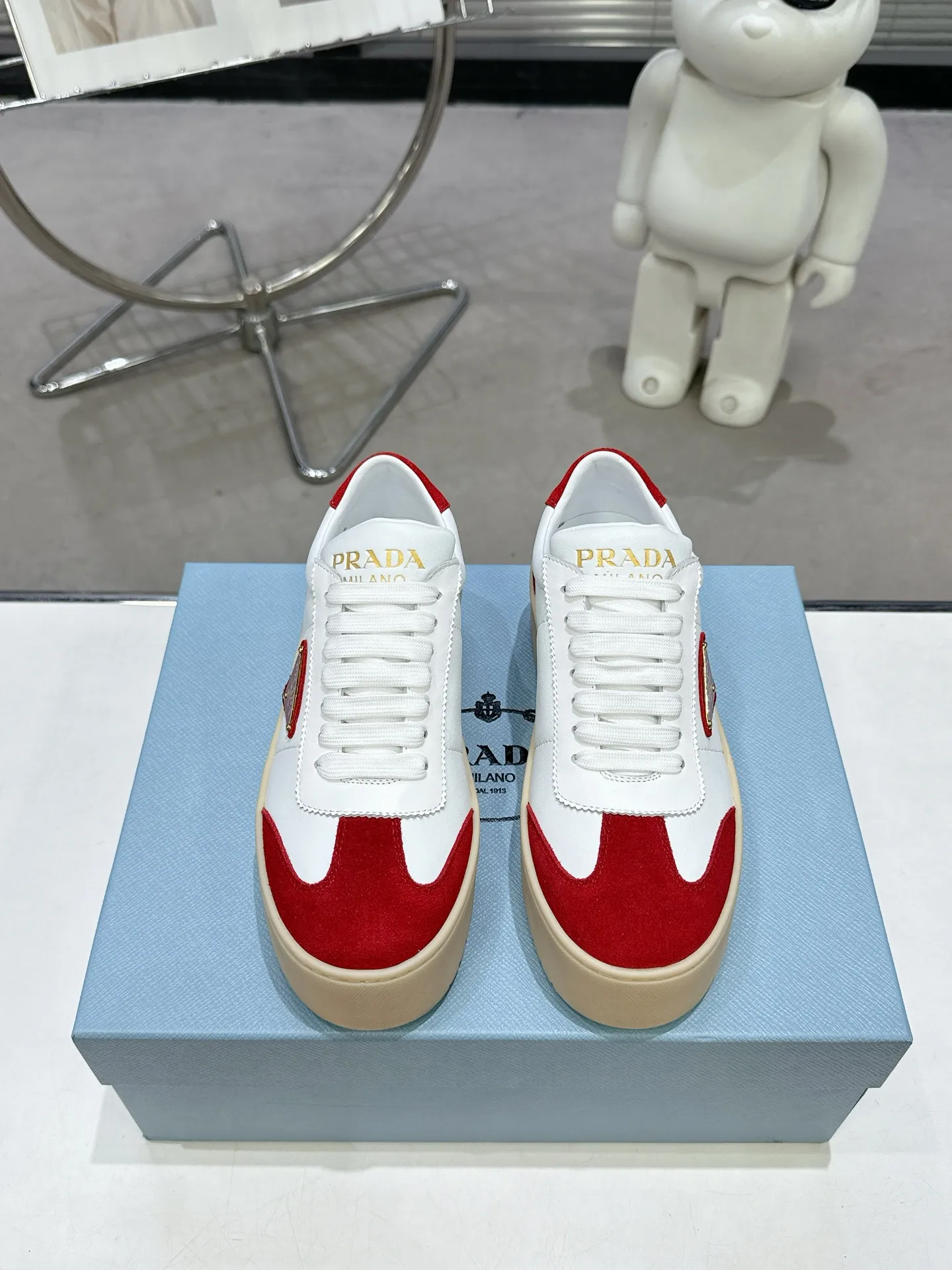 👟👟Ex-factory price 600👟👟 Prada Latest Downtown Bold series Thick-soled Platform Shoes Triangle Logo Casual Sports Shoes White Shoes Original purchase, development and production Downtown Bold sneakers are inspired by the basketball shoes of the 1980s, with sporty design and exquisite details. Crafted from perforated leather, the statement platform sole provides a unique, modern style. The Prada logo is interpreted from different angles, decorated with the iconic enameled triangular metal logo, highlighting the unique classic style. Exquisite packaging at the delivery counter🛍📦 ▪️Fabric: Original custom imported first-layer cowhide ▪️Inner lining: Original imported sheepskin ▪️Outsole: Original open-molded ultra-light foam material ▪️Sole thickness: 4.5CM ▪️Size: Women's 35-40